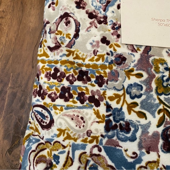 Mink and Sherpa Mixed Floral Paisley Throw Blanket NWT - Picture 4 of 8
